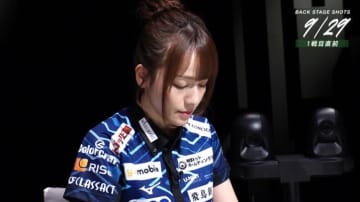 卓を撫でて、目を閉じて…人気の女流雀士、試合前に見せた美しさと静寂が混在する約10秒の“儀式”が神秘的／麻雀・Mリーグ