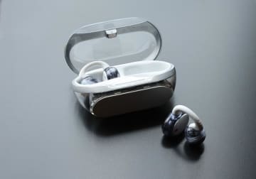 スケルトンカラーも魅力　JBL初となるイヤーカフ型イヤホン『JBL Soundgear Clips』をレビュー