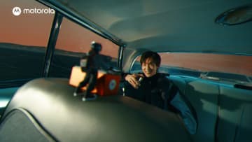目黒蓮が“ミニREN”と車内でパーティータイム！全身でリズムをとりながらセルフィ―！ノリノリで楽しむ新CM撮影舞台裏