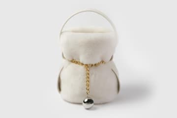 プラダ“ペンダントチェーン”付きふんわりバケットバッグに限定カラー、銀座の新店で