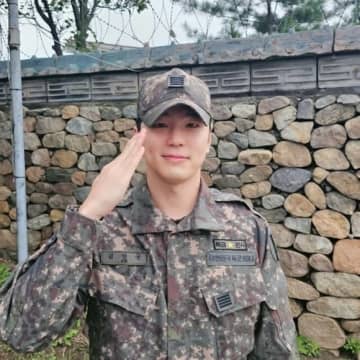 「社内お見合い」出演キム・ミンギュ、軍服姿でファンに挨拶…今後の活動に意気込み