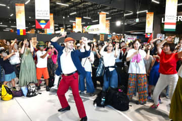 万博「コモンズ」で大盛況、キューバダンスで老若男女がステップ