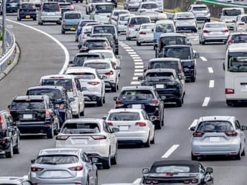 「迷惑」「でも早く進む気がする」高速道路での“頻繁な車線変更”に効果はある？【車の専門家が解説】