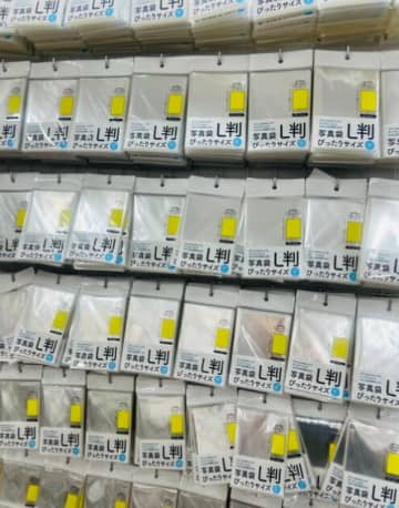 どうしてこうなった！？棚一面を埋め尽くす同じ商品…お店の異様な光景に「怖すぎる量のL判で笑いましたw」と話題に！