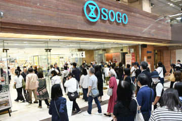 そごう横浜店が40周年　開店前から400人超行列、記念のハーバー配布　店長「感謝でいっぱい」