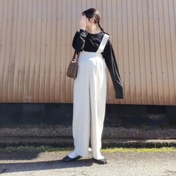 モノトーンコーデ×茶色バッグでワンランク上に！ 大人のお手本コーデ6選