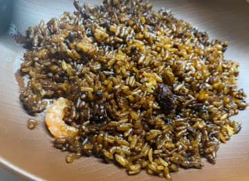 「エビが…..1尾….だ…と…」冷凍えびめしを開封したら、パッケージと違いすぎる『衝撃の光景』が…！あまりのギャップに「せめて2個は入っててよ」の声も