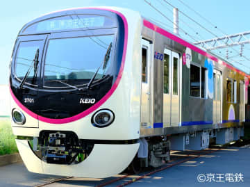 【京王電鉄】新型通勤車両「2000系」、2026年1月末にデビュー　大型フリースペースの愛称は「ひだまりスペース」に決定