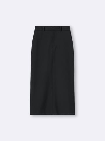 【GU黒スカート】でこんなにオシャレに！ 40・50代が試したい♡「モノトーンコーデ」