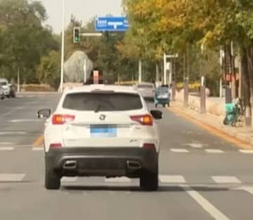 公道を走行中の車のボンネットに正座する女性、一体何が？―中国