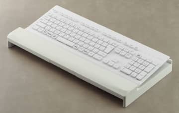 [スタパ齋藤のApple野郎]キーボード下に新たなスペースが出現！　デスク作業の悩みを解消したリヒトラブ「キーボードスタンド A-252」