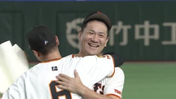 田中将大と坂本勇人が“熱いハグ”　2人の絆に球場歓喜