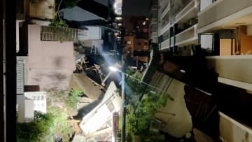 木造2階建て住宅が突然崩壊　がれきが隣地になだれ込む　東京・杉並区