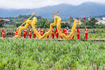 中国重慶市で「農村芸術祭」開催　秋の収穫を祝う