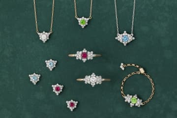 アベリ25年クリスマスジュエリー、"花びら"重なるカラーストーンのネックレスやピアス