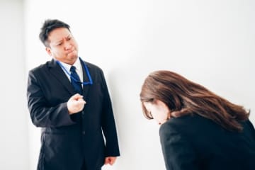質問しても「うるさい！自分で調べて！」パワハラ社員に同僚と“反撃”したパート女性→大問題になり謝罪を受ける