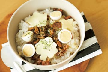 1ボウル・1プレートの「育脳あさごはん」。お魚は缶詰にお任せ「魚そぼろごはん」