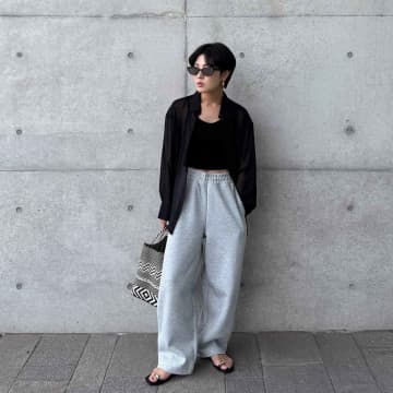 【ユニクロ】大人に似合う「黒シアーシャツ」