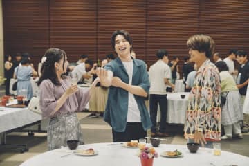 芳根京子×髙橋海人『君の顔では泣けない』入れ替わったふたりの初恋はどうなる？同窓会の場面写真解禁