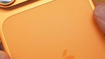 「iPhone 17 Pro、傷ついた!?」と思ったら…拭いたら消えた“白い線”の正体