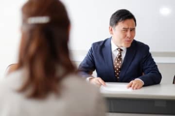 面接官「うちの会社に結婚相手はいないよ」→呆れる40代女性をよそに、同席の人事は即行動