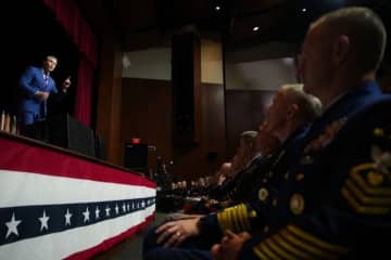 米国防長官、「太った兵士」はいらない　軍の多様性後退させる改革を推進