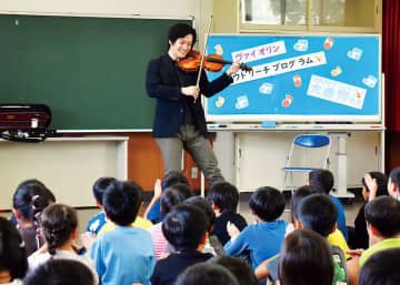 ジブリ映画の曲など披露　埼玉・所沢にゆかり…バイオリン奏者の大曲翔さん、小学校で演奏　欧米のコンクールで優勝、児童や保護者ら一流の演奏を目の前で鑑賞