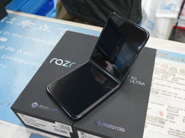 モトローラの折りたたみスマホ「razr 50 Ultra」が84,800円、未使用品セール