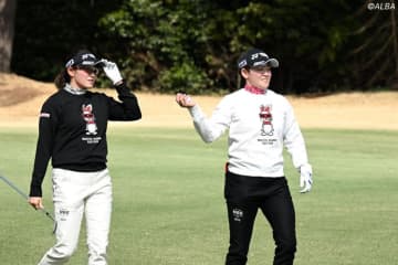 岩井明愛&千怜がワイキキの人気Tシャツショップを訪問　階段で撮影した写真が「雑誌の表紙みたい」と大人気！