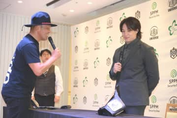 【DDT】『週刊パイルドライバー』記者を自称する鈴木みのるの質問攻めに上野勇希はたじたじも、「僕が2冠のチャンピオンになる」と自信