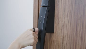 LIXIL、指輪で玄関ロック解錠