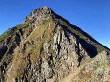 天を指す雄大な双耳峰「鹿島槍ヶ岳」 テント場から＆稜線から、絶景の紅葉と朝日を満喫！  10月・登山レポ