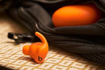 Beats、ウイングチップがより柔らかくなった完全ワイヤレス「Powerbeats Fit」