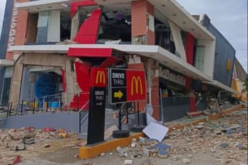 フィリピン地震の死者２０人超す　競技場が倒壊、建物に甚大な被害