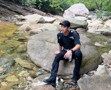 “涙の記者会見”から約6カ月。キム・スヒョンは今、ひとり登山でストレス発散してる？