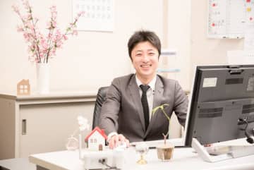 友人は50代・市役所勤めで「課長」です。やはり民間企業の同年代より高収入なのでしょうか？