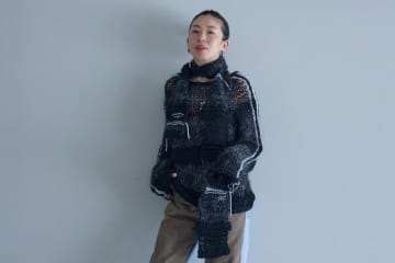オダカ“4種の糸”の手編みニット、透け感プルオーバー＆ラメきらめくマフラーが「ザニーム」で