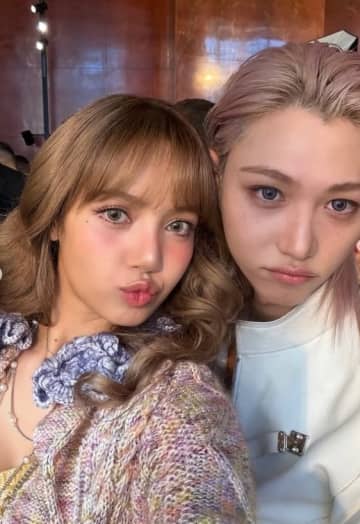 BLACKPINK リサ、Stray Kids フィリックスと密着！パリで撮った美男美女ショットが話題に