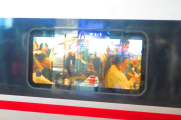 高速鉄道で迷惑に耐えかね「子ども嫌い」とiPadで表示、母親「嫌なら出てけ」と子どもに言わせる―中国