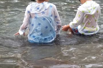「信じられない」「怖すぎる」公園の水遊び場に“全裸の女児”　父親の行動にネット騒然「虐待では」