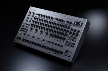 伝説的な「TR-808」「TR-909」サウンドを継承するアナログ音源搭載　リズムマシンのフラッグシップ・モデル『TR-1000』を発売　～約40年ぶりのアナログ音源搭載リズムマシン。最新デジタル音源とサンプリング技術も兼ね備えるプロ仕様～