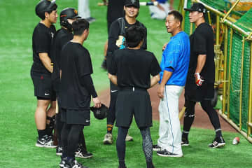 引退の中田翔、坂本勇人らと談笑　200勝翌日の田中将大も参戦…東京Dにレジェンド集合