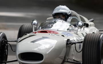 ホンダF1初勝利60周年、角田裕毅選手がF1メキシコGPで「RA272」のデモ走行披露