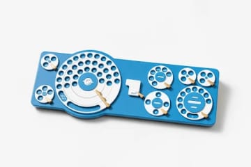 Gboardチームがまたも画期的なキーボードを発明！ でもコレ、若者には使えないんじゃ……／スチームパンク味を感じさせる形状と80年代を思わせるポップな色遣いがシャレオツ【やじうまの杜】