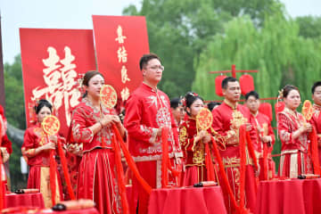 水郷で合同結婚式、舟に乗り新たな門出　中国江蘇省