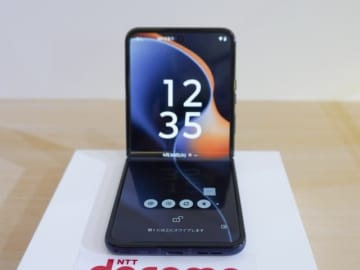 モトローラ、約13万円の縦折りスマホ「razr 60」10月10日発売　その特徴とは