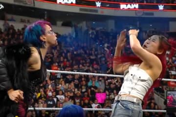 【WWE】「もう戻れない」イヨ、アスカとの“家族”に決別！毒霧噴射の非情制裁を受け、10.11決戦でリア・リプリーとの共闘を決意