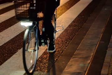 「自転車ライト」いつ点けるのが適切？ “完全に暗くなってから”では遅い!?【交通安全クイズ】
