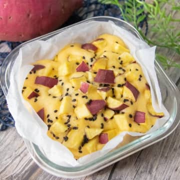 【さつまいもとホットケーキミックスで！】「買ったやつみたい」「ふわふわすぎてびっくりした」フライパンで作れる超簡単蒸しパンレシピ