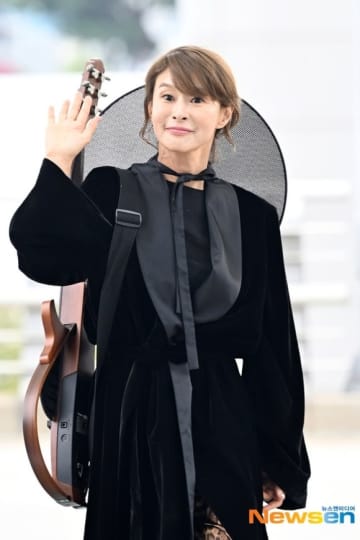 【PHOTO】イェ・ジウォン、韓国伝統の笠子帽“カッ”＆ギターを着用して登場！「ハリウッド映画祭」出席のためアメリカへ出国
